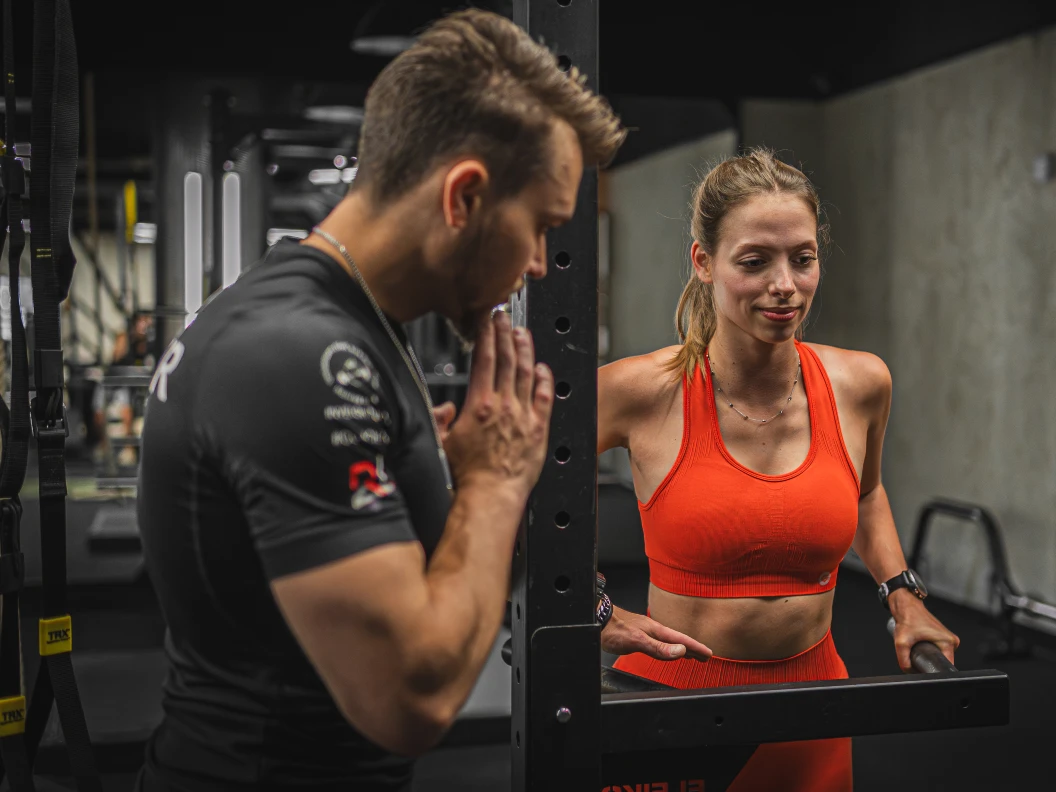 Trener personalny Konrad Kowal oferuje trening personalny na siłowni Zdrofit przy Mogilskiej 97 w Krakowie. Trener personalny Konrad Kowal oferuje trening personalny na siłowni Zdrofit przy Mogilskiej 97 w Krakowie.